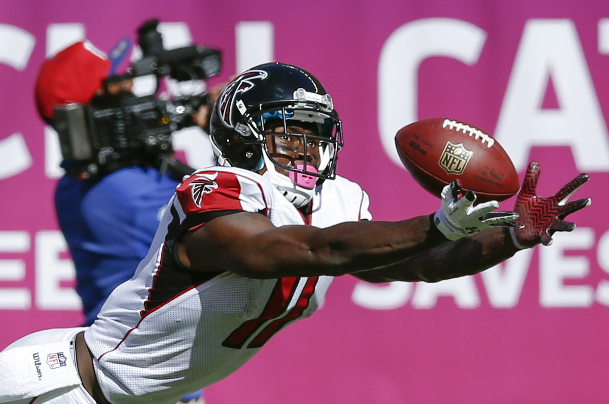 Atlanta Falcons wide receiver Julio Jones dives but is unable to catch a pass from quarterback Matt Ryan during the second half of an NFL football game against the New York Giants, Sunday, Oct. 5, 2014, in East Rutherford, N.J. (AP Photo/Kathy Willens)