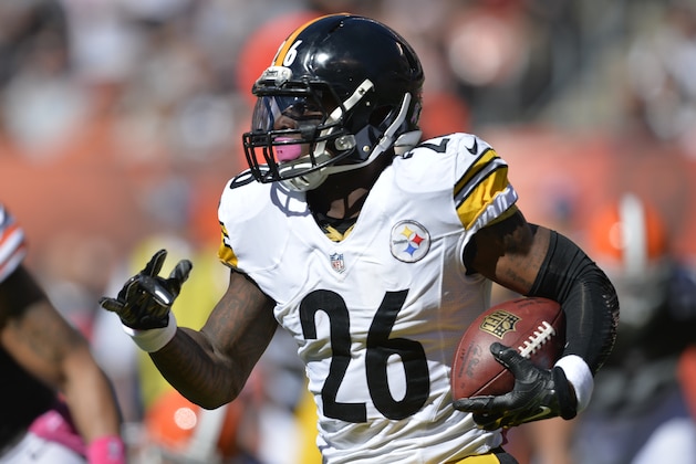 Pittsburgh Steelers running back Le'Veon Bell runs against the Cleveland Browns in the first quarter of an NFL football game Sunday, Oct. 12, 2014, in Cleveland. Cleveland won 31-10. (AP Photo/David Richard)