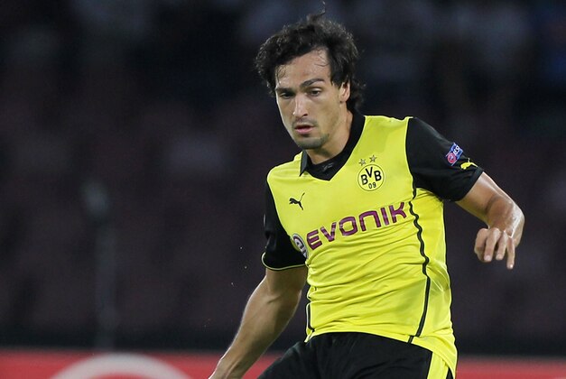 NAPLES, ITALY - SEPTEMBER 18:  Mats Hummels of Borussia Dortmund in action during the Uefa Champions League Group F match between Napoli and Borussia Dortmund at Stadio San Paolo on September 18, 2013 in Naples, Italy.  (Photo by Paolo Bruno/Getty Images)