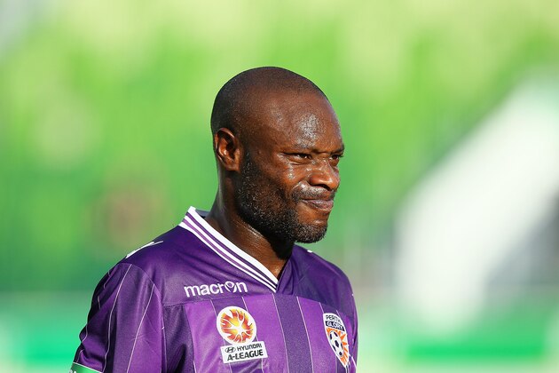 PERTH, AUSTRALIA - MARCH 30: William Gallas of the Glory leaves the field after injuring his right leg during the round 25 A-League match between Perth Glory and the Newcastle Jets at nib Stadium on March 30, 2014 in Perth, Australia.  (Photo by Will Russell/Getty Images)
