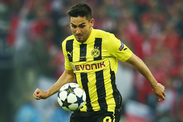 LONDON, ENGLAND - MAY 25:  Ilkay Gundogan of Borussia Dortmund controls the ball during the UEFA Champions League final match between Borussia Dortmund and FC Bayern Muenchen at Wembley Stadium on May 25, 2013 in London, United Kingdom.  (Photo by Alex Grimm/Getty Images)