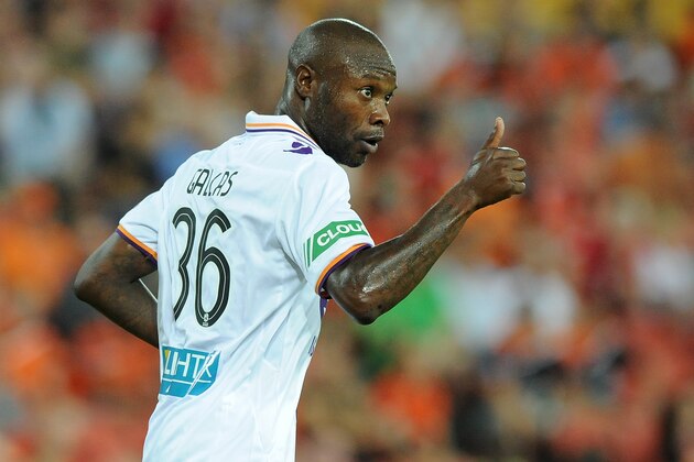 BRISBANE, AUSTRALIA - FEBRUARY 28:  William Gallas of the Glory signals to his team mates during the round 21 A-League match between Brisbane Roar and Perth Glory at Suncorp Stadium on February 28, 2014 in Brisbane, Australia.  (Photo by Matt Roberts/Getty Images)