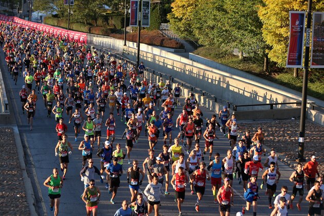CHICAGO, IL - OCTOBER 12:  Runners compete during the 2014 Bank of America Chicago Marathon on October 12, 2014 in Chicago, Illinois.  (Photo by Jonathan Daniel/Getty Images)