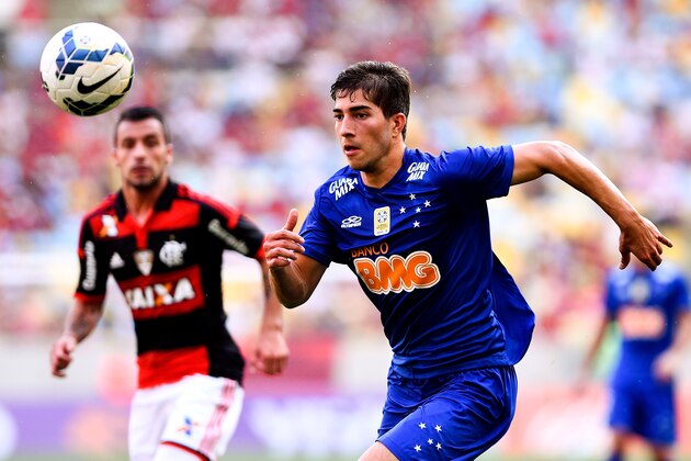RIO DE JANEIRO, BRAZIL - OCTOBER 12:  Lucas Silva of Cruzeiro moves the ball against Canteros (L) of Flamengo during a match between Flamengo and Cruzeiro as part of Brasileirao Series A 2014 at Maracana Stadium on October 12, 2014 in Rio de Janeiro, Brazil.  (Photo by Buda Mendes/Getty Images)