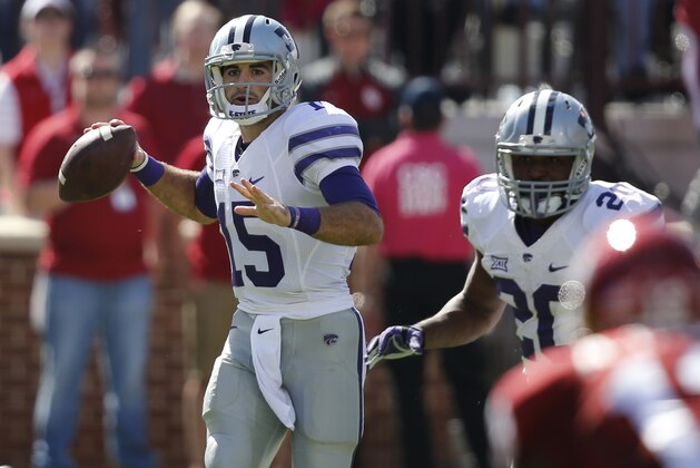 Kansas State quarterback Jake Waters (15) scrambles in the second quarter of an NCAA college football game against Oklahoma in Norman, Okla., Saturday, Oct. 18, 2014. (AP Photo/Sue Ogrocki)