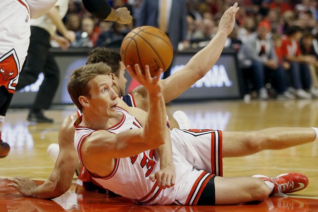 Chicago Bulls forward Mike Dunleavy (34) fights for the ball with Washington Wizards forward Kris Humphries during the first half of a preseason NBA basketball game in Chicago, Monday Oct. 6, 2014. (AP Photo/Jeff Haynes)