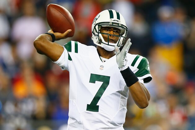 FOXBORO, MA - OCTOBER 16:  Geno Smith #7 of the New York Jets passes the ball during the first quarter against the New England Patriots at Gillette Stadium on October 16, 2014 in Foxboro, Massachusetts.  (Photo by Jared Wickerham/Getty Images)