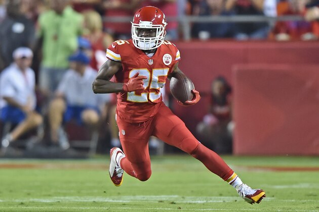 KANSAS CITY, MO - SEPTEMBER 29:  Running back Jamaal Charles #25 of the Kansas City Chiefs rushes up field against the New England Patriots during the first half on September 29, 2014 at Arrowhead Stadium in Kansas City, Missouri.  (Photo by Peter G. Aiken/Getty Images)