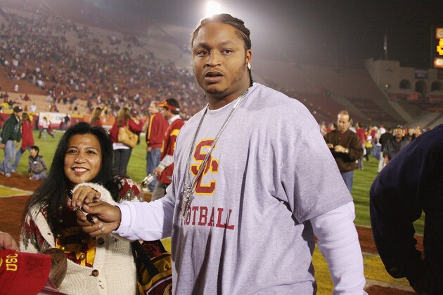 LOS ANGELES - NOVEMBER 29:  LenDale White of the Tennessee Titans signs autographs for fans on the field after the game between the Notre Dame Fighting Irish and the USC Trojans on November 29, 2008 at the Los Angeles Memorial Coliseum in Los Angeles, California.  USC won 38-3.  (Photo by Jeff Golden/Getty Images)