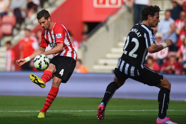 SOUTHAMPTON, ENGLAND - SEPTEMBER 13:  Morgan Schneiderlin of Southampton shoots past Daryl Janmaat of Newcastle United to score their fourth goal during the Barclays Premier League match between Southampton and Newcastle United at St Mary's Stadium on September 13, 2014 in Southampton, England.  (Photo by Mike Hewitt/Getty Images)