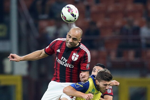MILAN, ITALY - OCTOBER 04:  Alex (L) of Milan competes for the ball in air with Alberto Paloschi of Chievo during the Serie A match between AC Milan and AC Chievo Verona at Stadio Giuseppe Meazza on October 4, 2014 in Milan, Italy.  (Photo by Maurizio Lagana/Getty Images)