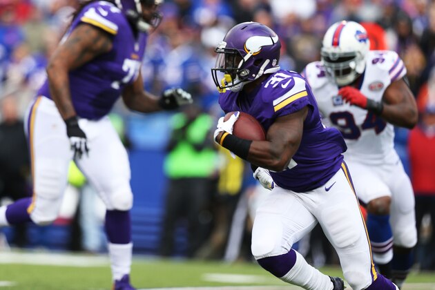 ORCHARD PARK, NY - OCTOBER 19:   Jerick McKinnon #31 of the Minnesota Vikings runs the ball as Mario Williams #94 of the Buffalo Bills gives chase during the first half at Ralph Wilson Stadium on October 19, 2014 in Orchard Park, New York.  (Photo by Brett Carlsen/Getty Images)