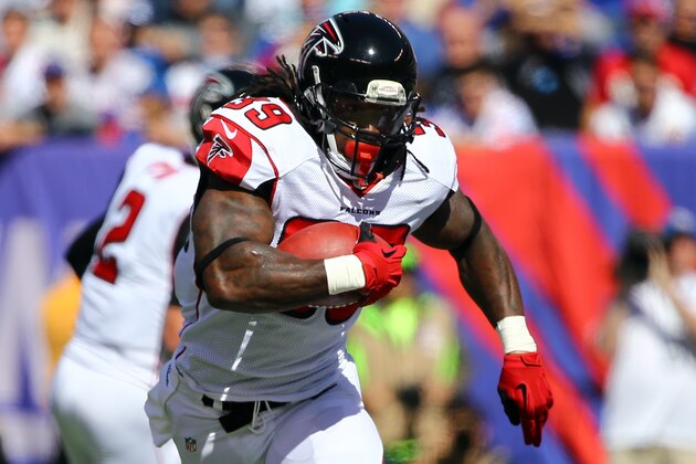EAST RUTHERFORD, NJ - OCTOBER 05:  Running back Steven Jackson #39 of the Atlanta Falcons runs the ball in the first half against the New York Giants during their game at MetLife Stadium on October 5, 2014 in East Rutherford, New Jersey.  (Photo by Al Bello/Getty Images)