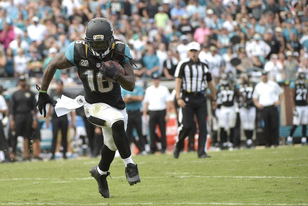 Jacksonville Jaguars running back Denard Robinson (16) runs 8-yards for a touchdown against the Cleveland Browns during the second half of an NFL football game in Jacksonville, Fla., Sunday, Oct. 19, 2014. (AP Photo/Phelan M. Ebenhack)