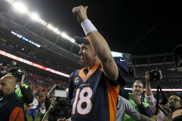 Peyton Manning, de los Broncos de Denver, abandona el terreno tras romper el récord de 508 pases de anotación de Brett Favre, en la victoria sobre los 49ers de San Francisco, el domingo 19 de octubre de 2014 (AP Foto/Joe Mahoney)
