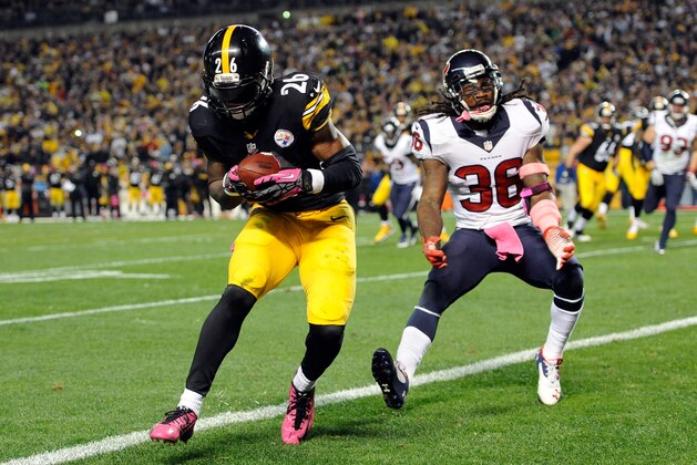 PITTSBURGH, PA - OCTOBER 20:  Le'Veon Bell #26 of the Pittsburgh Steelers catches a 2 yard pass in the second quarter thrown by Ben Roethlisberger #7 against D.J. Swearinger #36 of the Houston Texans during their game at Heinz Field on October 20, 2014 in Pittsburgh, Pennsylvania.  (Photo by Joe Sargent/Getty Images)