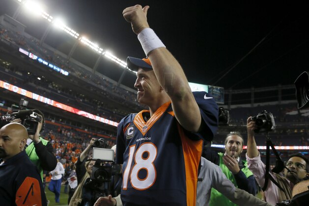 Peyton Manning, de los Broncos de Denver, abandona el terreno tras romper el récord de 508 pases de anotación de Brett Favre, en la victoria sobre los 49ers de San Francisco, el domingo 19 de octubre de 2014 (AP Foto/Joe Mahoney)