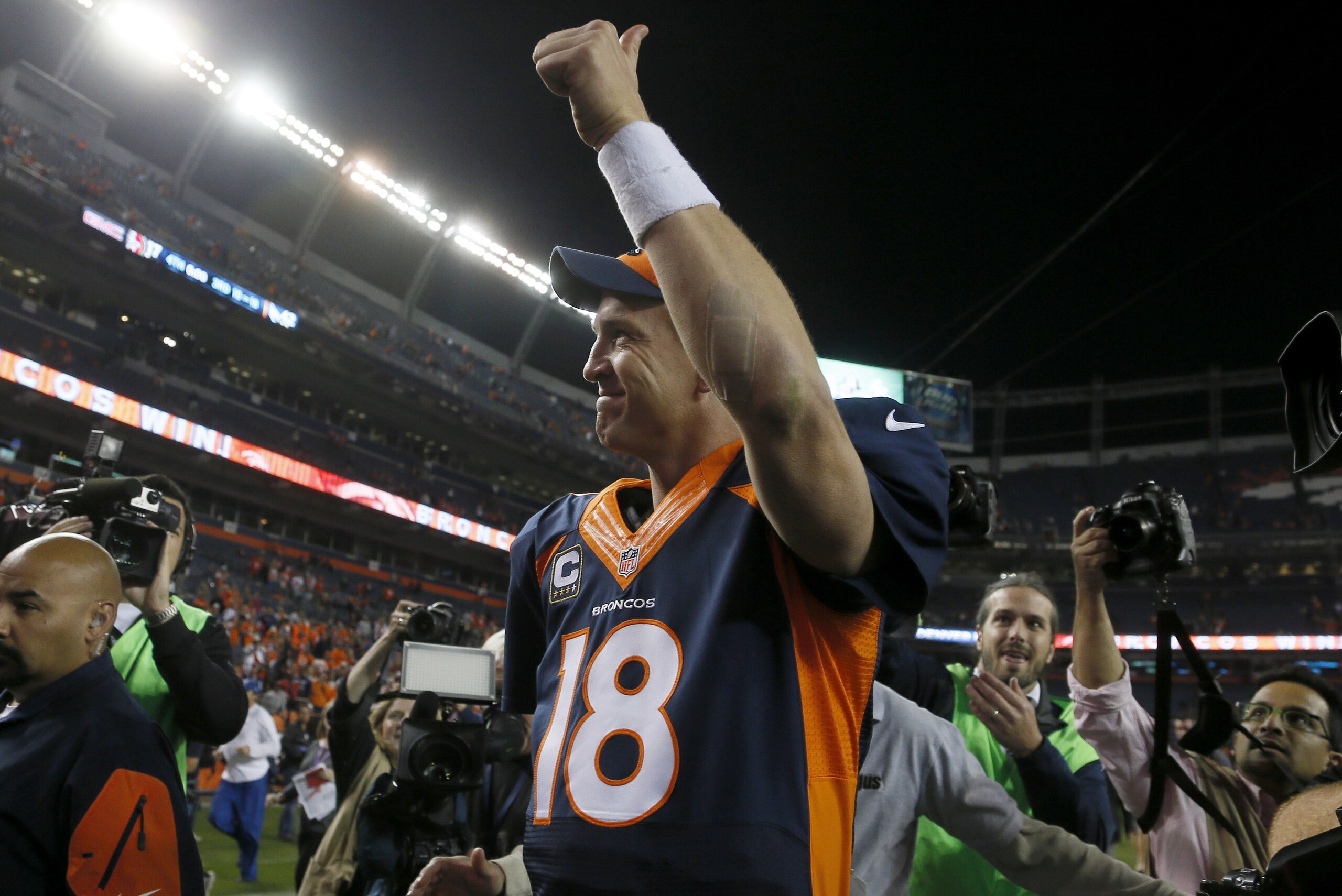 Peyton Manning, de los Broncos de Denver, abandona el terreno tras romper el récord de 508 pases de anotación de Brett Favre, en la victoria sobre los 49ers de San Francisco, el domingo 19 de octubre de 2014 (AP Foto/Joe Mahoney)