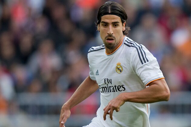MADRID, SPAIN - NOVEMBER 09: Sami Khedira of Real Madrid CF controls the ball during the La Liga match between Real Madrid CF and Real Sociedad de Futbol  at Estadio Santiago Bernabeu on November 9, 2013 in Madrid, Spain.  (Photo by Gonzalo Arroyo Moreno/Getty Images)
