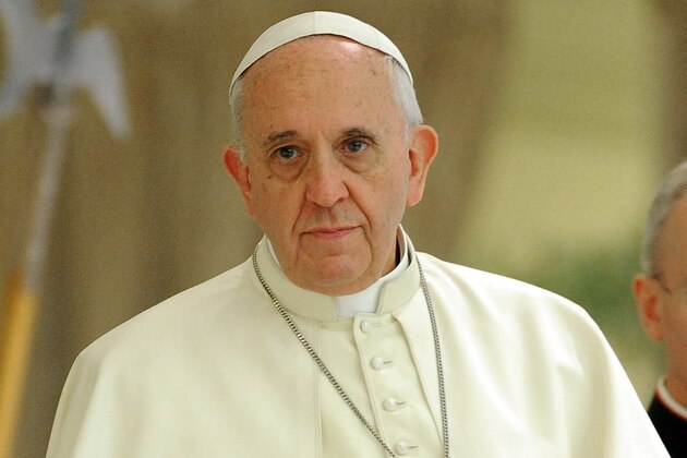 ROME, ITALY - SEPTEMBER 01:  Pope Francis meets  the players of the 'Partita Interreligiosa Della Pace' at Paul VI Hall before the Interreligious Match For Peac at Olimpico Stadium on September 1, 2014 in Rome, Italy.  (Photo by Pier Marco Tacca/Getty Images)