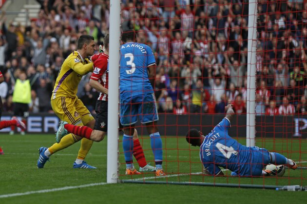 SOUTHAMPTON, ENGLAND - OCTOBER 18: Liam Birdcutt of Sunderland scores an own goal to give Southampton their fourth goal during the Barclays Premier League match between Southampton and Sunderland at St Mary's Stadium on October 18, 2014 in Southampton, England. (Photo by Steve Bardens/Getty Images)