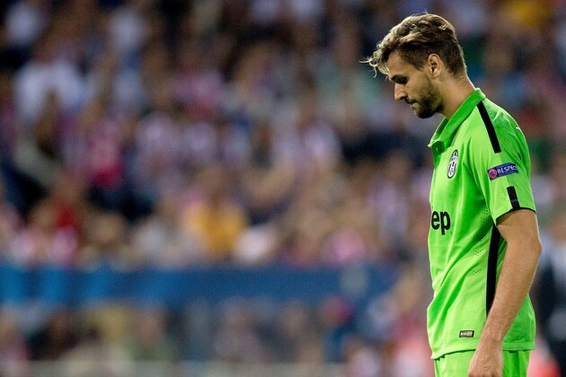 MADRID, SPAIN - OCTOBER 01: Fernando Llorente (R) of Juventus looks to goalkeeper Miguel Angel Moya of Atletico de Madrid as he holds the ball during the UEFA Champions League group A match between Club Atletico de Madrid and Juventus at Vievnte Calderon Stadium on October 1, 2014 in Madrid, Spain.  (Photo by Gonzalo Arroyo Moreno/Getty Images)