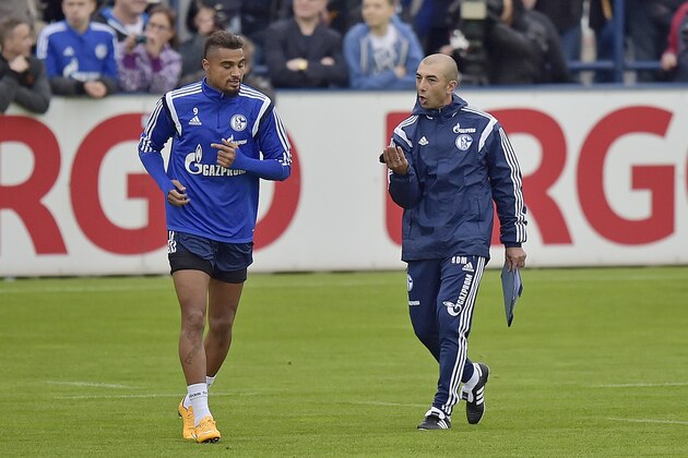 New head coach Roberto Di Matteo, right,  advises player Kevin-Prince Boateng from Ghana at his first training session of Bundesliga soccer club FC Schalke 04 in Gelsenkirchen, Germany, Thursday, Oct. 9, 2014. Former Chelsea manager Di Matteo replaces Jens Keller, who was dismissed on Monday. (AP Photo/Martin Meissner)