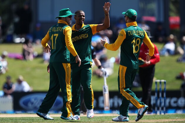 MOUNT MAUNGANUI, NEW ZEALAND - OCTOBER 21:  Vernon Philander of South Africa is congratulated by teammates AB de Villiers and Faf du Plessis after getting an out during the One Day International match between New Zealand and South Africa at Bay Oval on October 21, 2014 in Mount Maunganui, New Zealand.  (Photo by Joel Ford/Getty Images)