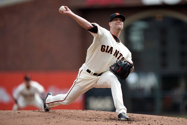 SAN FRANCISCO, CA - OCTOBER 14:  Tim Hudson #17 of the San Francisco Giants pitches in the first inning against the St. Louis Cardinals during Game Three of the National League Championship Series at AT&T Park on October 14, 2014 in San Francisco, California.  (Photo by Thearon W. Henderson/Getty Images)