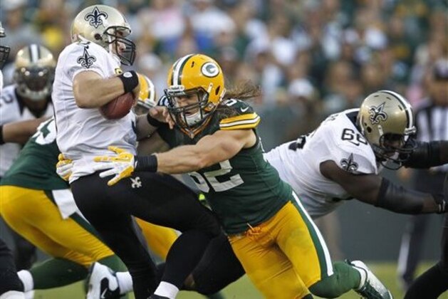 Clay Matthews de los Packers de Green Bay atrapa al quarterback Drew Brees de los Saints de Nueva Orleáns en la segunda parte del partido en Green Bay, Wisconsin, el domingo 30 de septiembre de 2012. Los Packers ganaron 28-27.  (AP Foto/Mike Roemer)