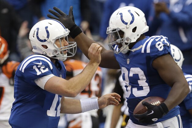 El tight end Dwayne Allen (83) es felicitado por el quarterback Andrew Luck (12), luego que Allen anotó un touchdown para los Colts de Indianápolis ante los Bengals de Cincinnati, el domingo 19 de octubre de 2014. (AP Foto/AJ Mast)