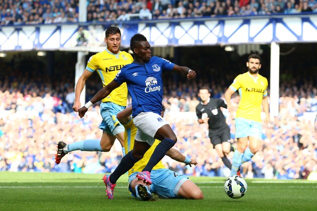 LIVERPOOL, ENGLAND - SEPTEMBER 21:  Christian Atsu of Everton hurdles the challenge from Damien Delaney of Crystal Palace during the Barclays Premier League match between Everton and Crystal Palace at Goodison Park on September 21, 2014 in Liverpool, England.  (Photo by Jan Kruger/Getty Images)