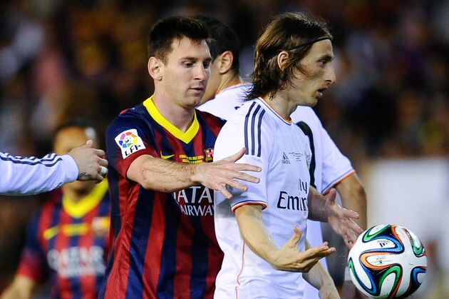 VALENCIA, SPAIN - APRIL 16:  Lionel Messi of FC Barcelona argues with Luka Modric of Real Madrid CF during the Copa del Rey Final between Real Madrid and FC Barcelona at Estadio Mestalla on April 16, 2014 in Valencia, Spain.  (Photo by David Ramos/Getty Images)