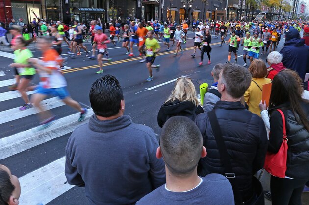 CHICAGO, IL - OCTOBER 12:  Spectators watch along State street during the 2014 Bank of America Chicago Marathon on October 12, 2014 in Chicago, Illinois.  (Photo by Jonathan Daniel/Getty Images)