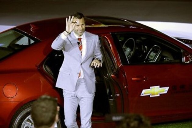Manchester United midfielder Ryan Giggs waves as he arrives at the venue of a media event of Manchester United and Chevrolet Thursday May 31, 2012, in Shanghai, China. Chevrolet has become the official automotive sponsor of Manchester United with a five year partnership agreement. (AP Photo/Eugene Hoshiko)