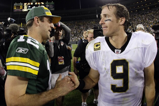 Aaron Rodgers, mariscal de campo de los Packdrs de Green Bay, se da la mano con su colega de los Saints de Nueva Orleáns, Drew Brees, tras el partido del jueves 8 de septiembre del 2011 (AP Foto/Morry Gash)