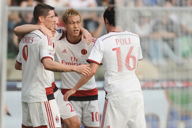 VERONA, ITALY - OCTOBER 19:  Keisuke Honda # 10 of AC Milan celebrates with his teamates after scoring the opening goal during the Serie A match between Hellas Verona FC and AC Milan at Stadio Marc'Antonio Bentegodi on October 19, 2014 in Verona, Italy.  (Photo by Mario Carlini / Iguana Press/Getty Images)