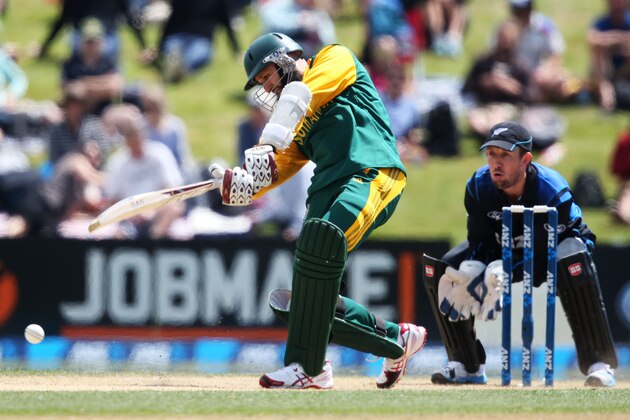 MOUNT MAUNGANUI, NEW ZEALAND - OCTOBER 24:  Hashim Amla of South Africa plays a shot in front Luke Ronchi of New Zealand during the One Day International match between New Zealand and South Africa at Bay Oval on October 24, 2014 in Mount Maunganui, New Zealand.  (Photo by Joel Ford/Getty Images)