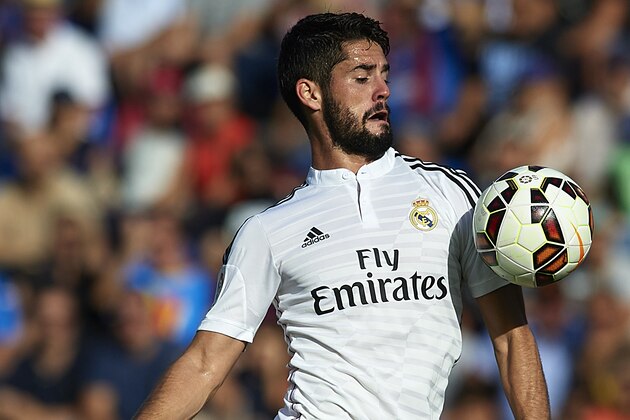 VALENCIA, SPAIN - OCTOBER 18:  Isco of Real Madrid controls the ball during the La Liga match between Levante UD and Real Madrid at Ciutat de Valencia on October 18, 2014 in Valencia, Spain.  (Photo by Manuel Queimadelos Alonso/Getty Images)