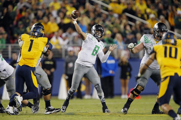 SANTA CLARA, CA - OCTOBER 24:  Quarterback Marcus Mariota #8 of the Oregon Ducks passes against the California Golden Bears in the third quarter on October 24, 2014 at Levi's Stadium in Santa Clara, California.  (Photo by Brian Bahr/Getty Images)