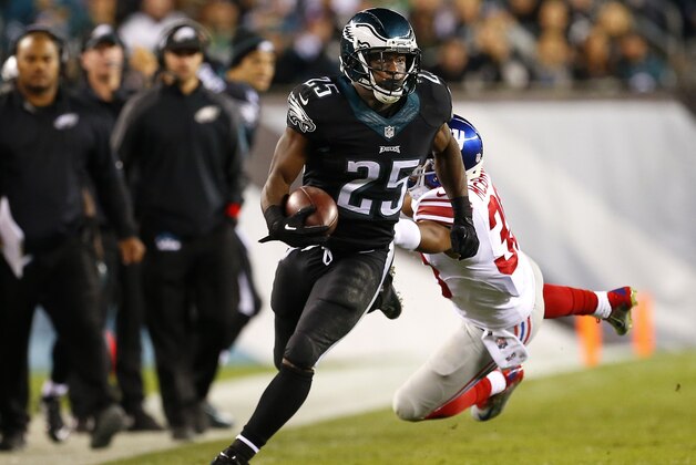 PHILADELPHIA, PA - OCTOBER 12: LeSean McCoy #25 of the Philadelphia Eagles is chased by Trumaine McBride #38 of the New York Giants after running for a first down during the first half in a football game at Lincoln Financial Field on October 12, 2014 in Philadelphia, Pennsylvania. The Eagles defeated the Giants 27-0. (Photo by Rich Schultz /Getty Images)