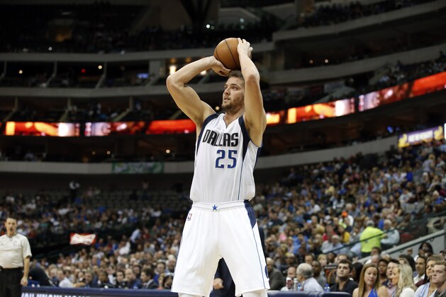 Dallas Mavericks forward Chandler Parsons (25) attempts a shot from the perimeter during preseason NBA basketball game against the Memphis Grizzlies, Monday, Oct. 20, 2014, in Dallas. (AP Photo/Tony Gutierrez)