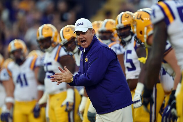 BATON ROUGE, LA - OCTOBER 18:  Head coach Les Miles of the LSU Tigers brings his team onto the field for warmups prior to a game against the Kentucky Wildcats at Tiger Stadium on October 18, 2014 in Baton Rouge, Louisiana.  LSU won the game 41-3.  (Photo by Stacy Revere/Getty Images)