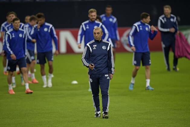 Schalke's new head coach Roberto Di Matteo , center, leads his team during a training session at the arena in Gelsenkirchen, Germany, Monday, Oct. 20, 2014. FC Schalke 04 will play against Sporting Clube de Portugal in a group G Champions League match on Tuesday Oct. 21. (AP Photo/Martin Meissner)