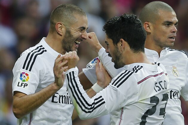 Real Madrid's Karim Benzema, left, celebrates with teammate Isco after scoring during a Spanish La Liga soccer match between Real Madrid and Barcelona at the Santiago Bernabeu stadium in Madrid, Spain, Saturday Oct. 25, 2014. (AP Photo/Paul White)