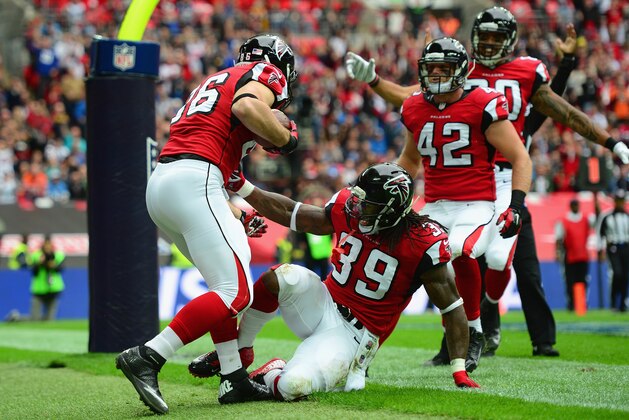 LONDON, ENGLAND - OCTOBER 26:  Bear Pascoe #86 of the Atlanta Falcons celebrates scoring a touchdown in the first quarter with Steven Jackson #39 of the Atlanta Falcons during the NFL match between Detroit Lions and  Atlanta Falcons at Wembley Stadium on October 26, 2014 in London, England.  (Photo by Jamie McDonald/Getty Images)
