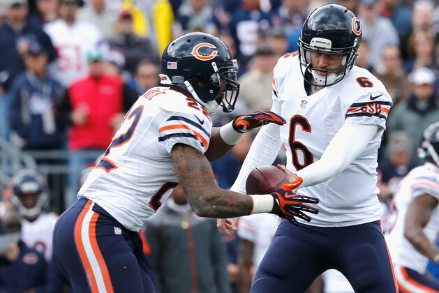 FOXBORO, MA - OCTOBER 26:  Jay Cutler #6 of the Chicago Bears hands off the ball to Matt Forte #22 during the first quarter of a game against the New England Patriots at Gillette Stadium on October 26, 2014 in Foxboro, Massachusetts.  (Photo by Jim Rogash/Getty Images)