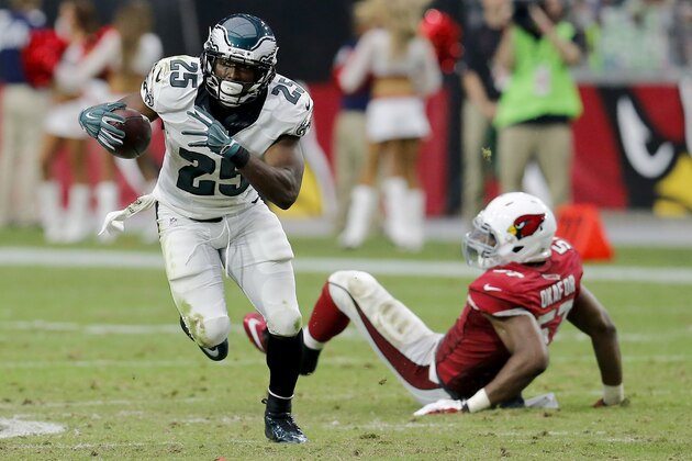 Philadelphia Eagles running back LeSean McCoy (25) breaks away from Arizona Cardinals outside linebacker Alex Okafor during the second half of an NFL football game, Sunday, Oct. 26, 2014, in Glendale, Ariz. (AP Photo/Rick Scuteri)