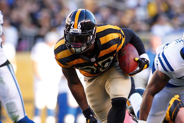 PITTSBURGH, PA - OCTOBER 26:  Le'Veon Bell #26 of the Pittsburgh Steelers carries the ball in front of Jonathan Newsome #91 of the Indianapolis Colts during the first quarter at Heinz Field on October 26, 2014 in Pittsburgh, Pennsylvania.  (Photo by Justin K. Aller/Getty Images)