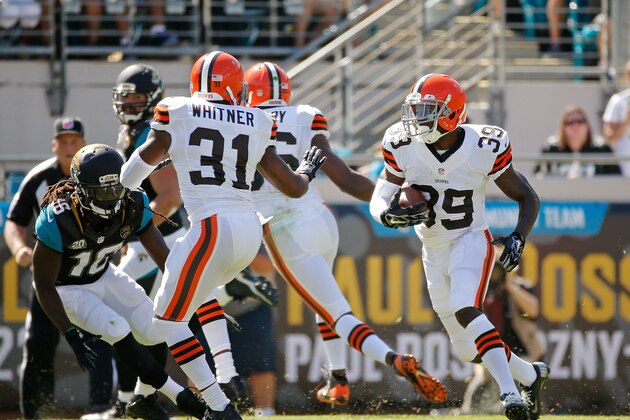 JACKSONVILLE, FL - OCTOBER 19:  Tashaun Gipson #39 of the Cleveland Browns runs with the ball after intercepting a pass against the Jacksonville Jaguars during the first half of the game at EverBank Field on October 19, 2014 in Jacksonville, Florida.  (Photo by Rob Foldy/Getty Images)
